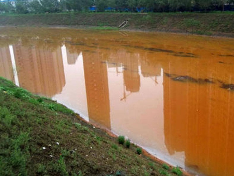 鄭州市的七里河里清水變“紅”水，懷疑有企業偷排污