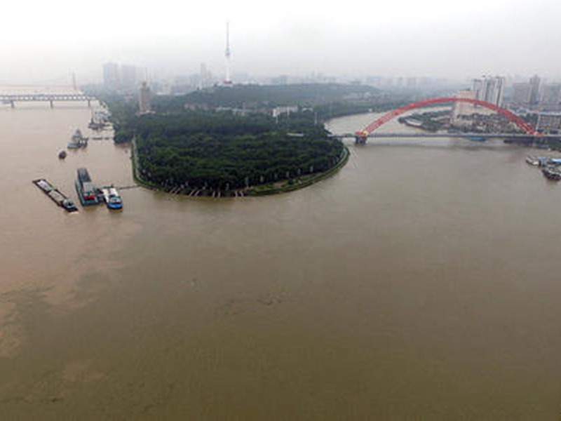 湖北省長江黃石市段暗道污水處理調研，地底暗埋管濃度較高的污水直達長江