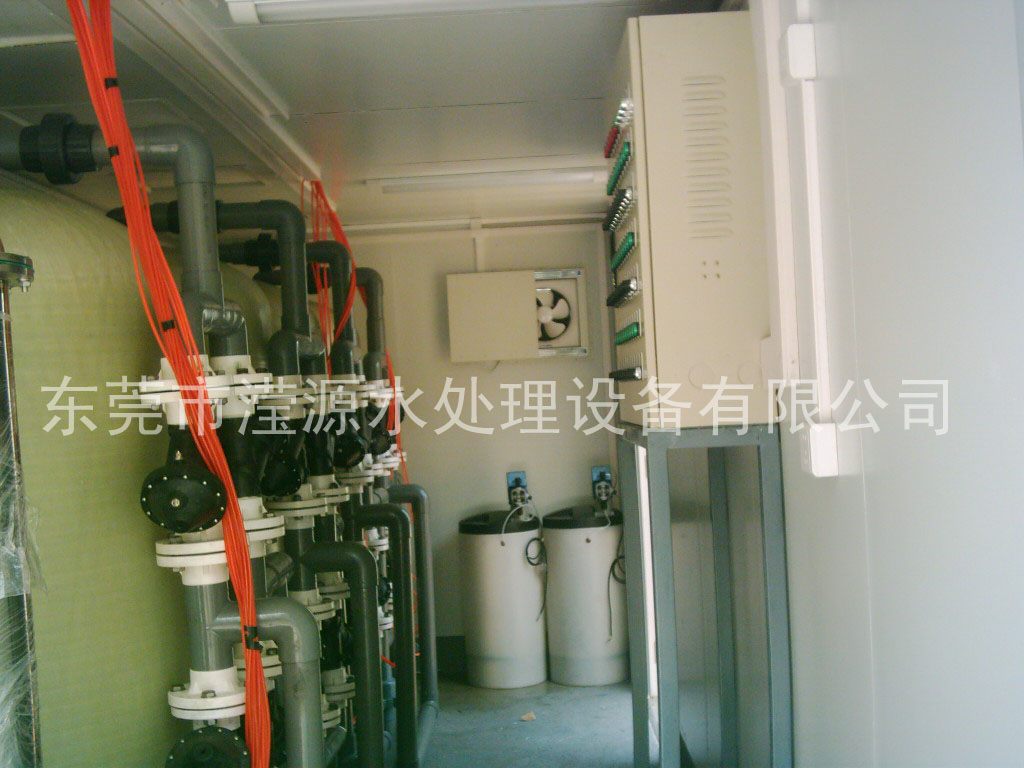 /></p><p>“中國海監(jiān)3015”船1500噸級(jí)，2012年9月開工建造，2014年1月在廣州交船，3月28日剛剛開回天津?！爸袊１O(jiān)3015”船是我國首艘交付使用的省級(jí)較大噸位維權(quán)執(zhí)法專用船。</p><p>“中國海監(jiān)3015”船不但配備了通導(dǎo)、強(qiáng)聲強(qiáng)光、高壓水炮和光電取證直升機(jī)飛行甲板等優(yōu)秀設(shè)備，具有過硬的海洋環(huán)保執(zhí)法能力，而且本身在設(shè)計(jì)上就十分環(huán)保，從自身杜絕了海洋五大污染源之一的船舶污染。</p><p>    該船較大限度實(shí)現(xiàn)節(jié)能減排，同時(shí)設(shè)置了反滲透海水淡化裝置，每天能提供10噸生活淡水。工作生活污水、廢熱水和垃圾都能夠在船內(nèi)特定設(shè)備上進(jìn)行回收或循環(huán)利用，不會(huì)傾倒污染海水。</p><p>    中國海監(jiān)天津市總隊(duì)總隊(duì)長吳樹軍介紹，“中國海監(jiān)3015”船的正式入列，極大提升本市海洋行政執(zhí)法能力，有效查處違法使用海域、損害海洋環(huán)境和資源、破壞海洋公共設(shè)施等行為。</p><p>    “中國海監(jiān)3015”船由中船重工第701研究所設(shè)計(jì)，2012年9月21日在中船黃埔文沖造船有限公司開工建造。該船總長88.9米，型寬12.2米，設(shè)計(jì)排水量1750噸，定員50人，續(xù)航力為5000海里，自持力為40晝夜，設(shè)計(jì)航速不小于20節(jié)，并配有直升機(jī)飛行甲板及艦面系統(tǒng)。該船的設(shè)計(jì)和建造綜合考慮了海上執(zhí)法取證、航行安全、海上救助和消防、生活居住等要素，布局合理、外形整體協(xié)調(diào)流暢、功能完備，配置了通導(dǎo)、強(qiáng)聲強(qiáng)光、高壓水炮、光電取證等優(yōu)秀設(shè)備，設(shè)置了直升機(jī)起降平臺(tái)及助降設(shè)備。該船在節(jié)能環(huán)保方面亮點(diǎn)頗多：船上設(shè)置<a href=http://www.gujarati24.com/products/>反滲透海水淡化裝置</a>，每天能提供10噸生活淡水。設(shè)置有兩臺(tái)處理能力3000L/天的<a href=http://www.gujarati24.com/chunshuishebei/>生活污水處理裝置</a>，工作生活污水能得到及時(shí)有效地處理。通過冷卻水廢熱供熱單元、多功能換熱單元和熱水/電輔雙熱源熱水爐實(shí)現(xiàn)廢熱水可循回利用。</p><p> </p></div>
						<div   id=